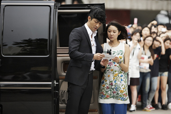 인기 드라마 <최고의 사랑>에서 독고진(차승원)과 구애정(공효진)은 연인 사이임을 숨기고 ‘몰래 데이트’를 한다. 사진은 7일 서울 신촌에서 촬영한 9일치 방영분으로, 독고진이 구애정이 진행하는 프로그램의 게릴라 인터뷰에 출연해 사실상 ‘몰래 데이트’를 하고 있다.