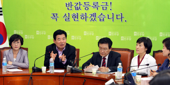 김진표 민주당 원내대표(왼쪽 둘째)가 12일 오전 국회 원내대표실에서 기자간담회를 열어 “반값 등록금을 실현하려면 고등교육 특별교부금을 만들어야 한다”고 말하고 있다. 왼쪽부터 김상희 원내부대표, 김 원내대표,  변재일 국회 교육과학기술위원회 위원장, 박영선 정책위의장.  박종식 기자 anaki@hani.co.kr