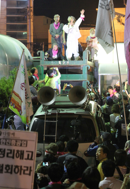 한진중공업 영도조선소 85호 크레인에서 158일째 농성중인 김진숙 민주노총 지도위원을 응원하러 온 희망버스 탑승자들이 12일 새벽 조선소 안으로 들어간 뒤 백기완 통일문제연구소장, 문정현 신부 등의 연설을 듣고 있다. 부산/이정우 선임기자 woo@hani.co.kr
