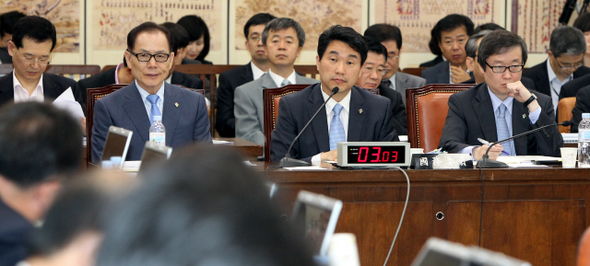 이주호 교육과학기술부 장관(왼쪽)이 13일 오전 국회 교과위 전체회의에서 이상민 자유선진당 의원의 반값 등록금 실행 방안과 관련한 질문을 듣고 있다.  <b>박종식 기자 anaki@hani.co.kr</b>