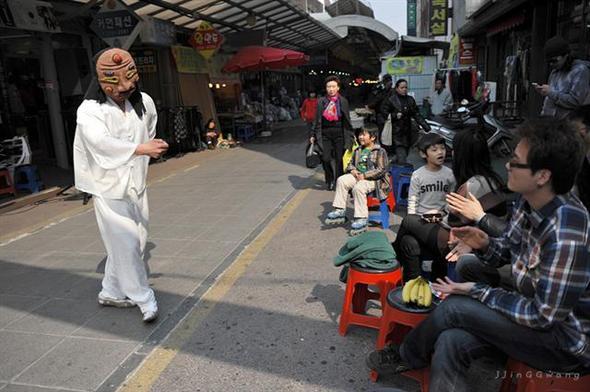 충북 청주 가경터미널시장은 문화시장으로 불린다. 토요일마다 지역 예술인들이 시장에서 탈춤, 국악, 노래 공연, 마술쇼 등을 공연해 시장 보러 나온 시민들의 발길을 머물게 한다.  청주 가경터미널시장 제공
