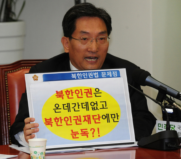 노영민 민주당 원내수석부대표가 16일 오전 국회 원내대표실에서 열린 고위정책회의에서 북한인권법에 대해 발언하고 있다.  박종식 기자 anaki@hani.co.kr