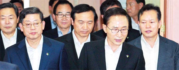이명박 대통령과 김황식 국무총리(앞줄 왼쪽) 등이 17일 오후 경기도 과천시 중앙공무원교육원에서 열린 ‘민생점검 및 공직윤리 확립을 위한 장차관 국정토론회’ 회의장으로 들어서고 있다. 청와대사진기자단