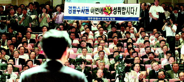 이인기 국회 행정안전위원회 위원장이 17일 오후 국회 의원회관 대회의실에서 열린 ‘수사현실의 법제화 입법공청회’에서 인사말을 하고 있는 동안 관람석에서 ‘경찰수사권을 이번에 꼭 성취하자’라는 팻말을 펼쳐들고 있다..탁기형 선임기자 khtak@hani.co.kr