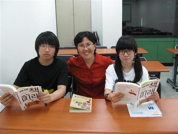 독서교육전문가 임성미씨(<오늘 읽은 책이 바로 네 미래다> 저자·사진 가운데)와 김영준군(경기 손곡중 2), 김한나양(서울 영남중 2)