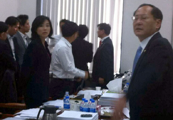 20일 저녁 국회에서 열린 문화체육관광방송통신위 법안심사소위에서 한국방송 수신료 1000원 인상안이 강행처리된 뒤 민주당 의원이 항의하고 있다. 맨 오른쪽은 김창수 자유선진당 의원, 맨 왼쪽은 조윤선 한나라당 의원. 전병헌 페이스북 화면 갈무리