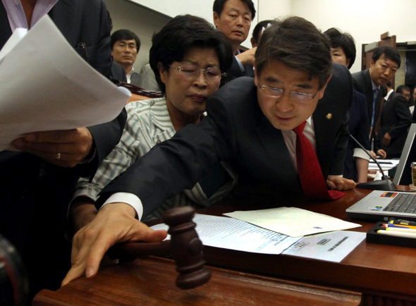 수신료 인상안 전격상정 충돌=국회 문화체육관광방송위원회 전재희 위원원장(자리에 앉은 이)이 22일 오후 전체회의에서 <한국방송> 수신료 1천원 인상안을 상정하려 하자, 민주당 간사인 김재윤 의원이 의사봉을 빼앗고 있다.  박종식 기자 anaki@hani.co.kr