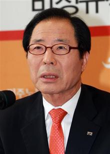 권영길 민주노동당 의원이 22일 오전 국회에서 기자간담회를 열어 “앞으로 건설될 통합진보정당에서 어떤 당직과 공직도 맡지 않겠다. 백의종군하며 오직 통합의 길에 몸을 던지겠다”는 각오를 밝혔다. 