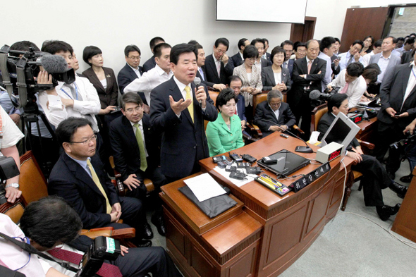 김진표 원내대표(앞줄 셋째)를 비롯한 민주당 의원들이 28일 오후 한나라당의 <한국방송>(KBS) 수신료 인상안 처리를 차단하기 위해 국회 문화체육관광방송통신위 회의장의 전재희 위원장석을 차지한 채 임시의총을 하고 있다.  탁기형 선임기자 khtak@hani.co.kr
