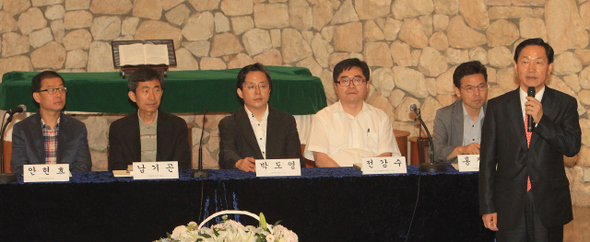김상곤(맨앞) 경기도 교육감이 29일 오후 서울 정동 프란치스코 교육회관에서 <경제학자, 교육혁신을 말하다> 출간을 기념해 열린 ‘대한민국 교육혁신 전략 연구보고회’에서 인사말을 하고 있다. 왼쪽부터 안현효 대구대·남기곤 한밭대·박도영 영산대·전강수 대구가톨릭대·홍장표 부경대 교수. 
 신소영 기자 viator@hani.co.kr