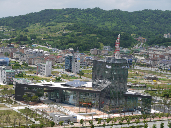 전북 전주시 효자동 서부신시가지에 신축중인 <한국방송> 전주방송총국 새 청사 건물.