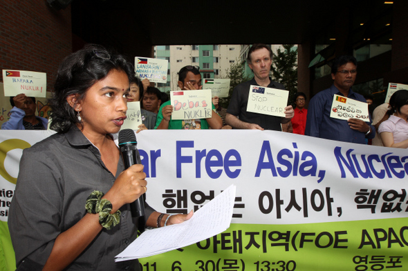 30일 오후 서울시 영등포구 영등포동 하자센터에서 열린 ‘지구의 벗’ 아시아·태평양 지역 총회에서 세계 15개국에서 온 참가자들이 각각 자국 언어로 ‘핵 반대’라고 쓴 손팻말을 들고 ‘핵 없는 아시아, 핵 없는 지구’를 위한 선언문을 발표하고 있다.  류우종 기자 wjryu@hani.co.kr