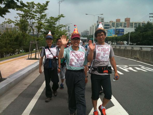 7월1일 아침 쌍용자동차 해고노동자들이 ‘소금꽃 찾아 천리길. 꽃길’을 걷기 시작했다. 사진 허재현 기자