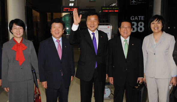 민주당 손학규 대표와 소속 의원들이 4일 오전 김포공항 출국장에서 중국 베이징으로 가는 비행기에 오르기에 앞서 배웅객들을 향해 인사하고 있다. 왼쪽부터 박선숙·박병석 의원, 손 대표, 최인기, 박영선 의원. 
 국회사진기자단