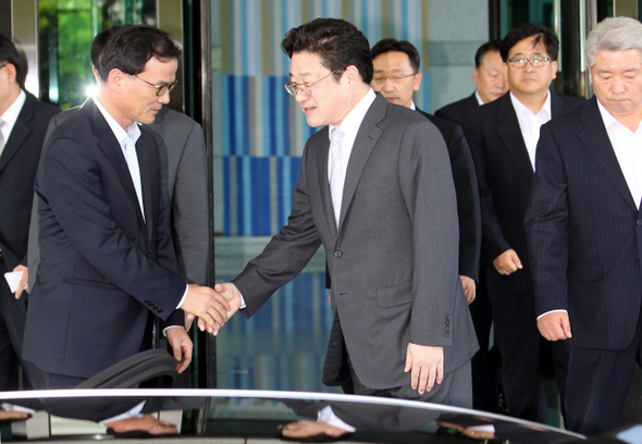 검·경 수사권 조정을 담은 국회의 형사소송법 개정에 항의하며 사의를 밝힌 김준규 검찰총장(앞줄 왼쪽 둘째)이 4일 오후 서울 서초구 서초동 대검찰청에서 사퇴 의사를 밝힌 뒤 차에 오르기에 앞서 박용석 대검 차장(앞줄 왼쪽 첫째)과 악수하고 있다. 앞줄 맨 오른쪽은 김홍일 중수부장. 박종식 기자 <A href="mailto:anaki@hani.co.kr">anaki@hani.co.kr</A>