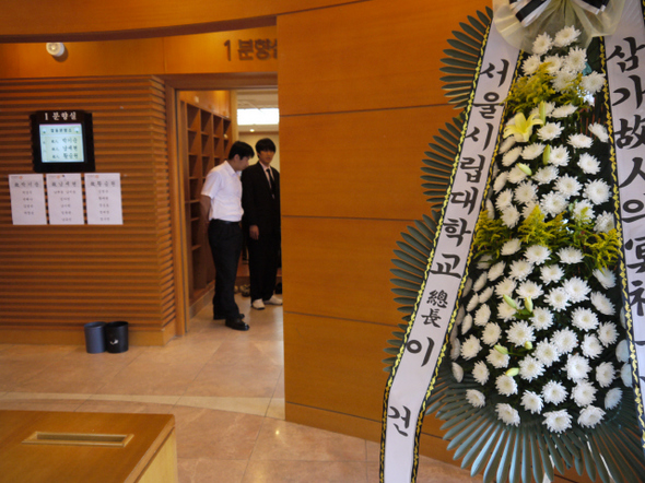 등록금을 마련하려고 아르바이트를 하다 숨진 서울시립대생 황승원씨 등의 합동분향소가 차려진 경기도 고양시 동국대 일산병원 장례식장에 5일 오후 서울시립대 교수와 학생, 정치인들이 잇따라 방문해 추모했다.