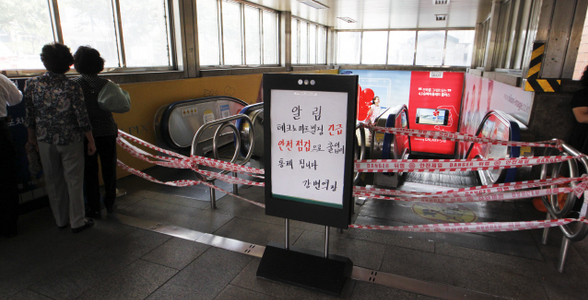 강변역 테크노마트 입구 통제 대피명령이 내려진 서울 광진구 테크노마트 빌딩으로 연결되는 지하철 2호선 강변역 출입구에서 6일 오후 통행 차단 사실을 모르고 온 시민들이 통제선 앞에 멈춰 선 채 창문 너머를 바라보고 있다.  김정효 기자 hyopd@hani.co.kr
