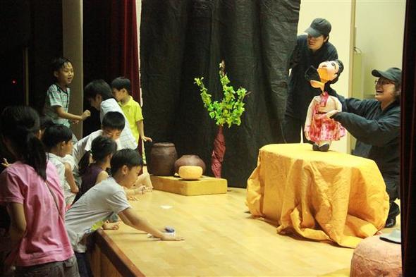 전북 완주군 비봉초등학교에서 지난 6일 저녁 주민과 학생들이 함께 어울리는 축제가 열렸다. 비봉초등교 제공
