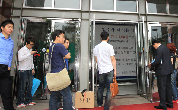 테크노마트에 내려졌던 대피명령이 7일 오전 9시로 해제되자 입주 업체 직원들이 서울 광진구 구의동 건물 입구에서 문이 열리기를 기다리고 있다.  
 신소영 기자 viator@hani.co.kr