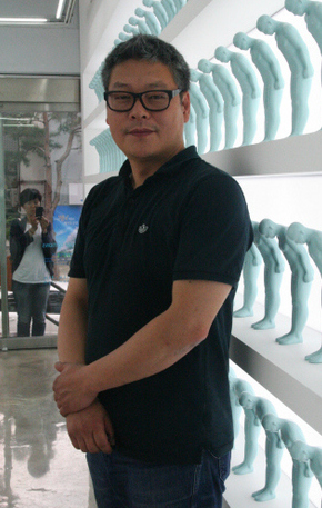 자신이 만든 수많은 ‘그리팅맨’(인사하는 사람) 조각상들 앞에 선 작가 유영호씨. 30cm 크기의 그리팅맨 1000점을 팔아 한국과 지구 반대편인 우루과이의 몬테비데오에 6m의 그리팅맨 상을 세울 계획이라고 했다.
