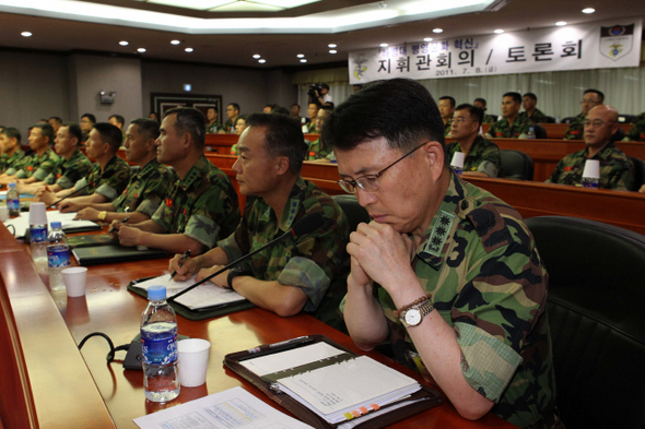 해병대 지휘관들이 8일 오후 경기도 화성시 해병대사령부에서 열린 해병대 병영문화혁신 긴급 지휘관 회의 및 토론회에서 유낙준 사령관의 “최우선 과제로 병영 저변의 실상을 정확히 파악하고 악·폐습을 반드시 뿌리 뽑을 것”이라는 발언을  듣고 있다. 화성/류우종 기자 wjryu@hani.co.kr