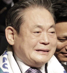 평창의 2018년 겨울올림픽 유치가 결정되자, 이건희 회장이 감격해하고 있다.