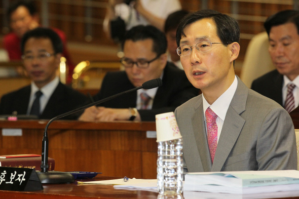 &raquo; 법조계에서는 “전부 똑같은 의견을 낼 거면 무엇 때문에 대법관이 13명이나 필요하고 헌법재판관이 9명이나 있어야 하느냐”고 반문한다. 이 때문에 조용환 헌법재판관 후보자에게 ‘역할’을 기대하는 사람이 많다. 6월28일 열린 조 후보자의 국회 인사청문회 모습. 연합 박지호 

