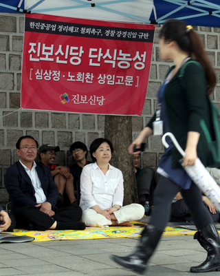심상정, 노회찬 진보신당 상임고문이 13일 오후 서울 대한문 앞에서 한진중공업 정리해고 철회 촉구와 경찰 강경진압을 규탄하며 단식농성을 하고 있다. <A href="mailto:anaki@hani.co.kr">shan@hani.co.kr</A>박종식 기자 anaki@hani.co.kr