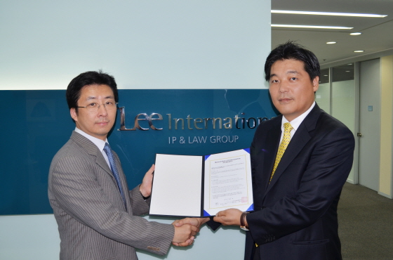리인터내셔널 : 김동환 변호사(좌), 클렉스 : 최용석 대표이사(우). 자료 제공 : 클렉스