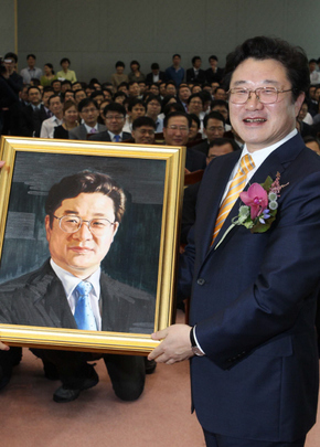 김준규 전 검찰총장이 지난 13일 서울 서초구 서초동 대검찰청에서 열린 퇴임식에서 자신의 초상화를 들고 웃고 있다.  류우종 기자 wjryu@hani.co.kr