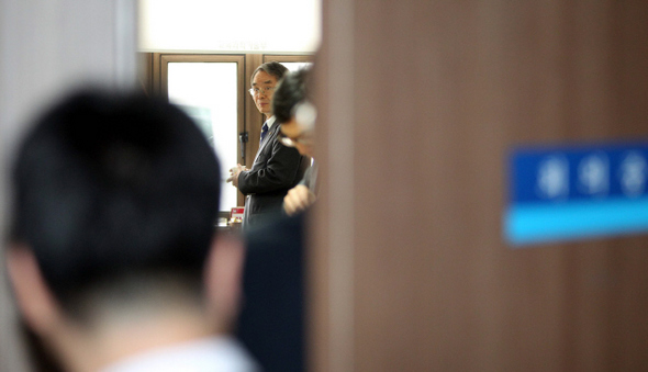 대구대·동덕여대·안용중 등 사립대학 정이사 선임 결정 등을 위한 사학분쟁조정위원회가 열린 14일 오후 서울 세종로 정부중앙청사 교육과학기술부 회의실에서 사분위원들이 회의가 시작되기를 기다리고 있다.
  김태형 기자 xogud555@hani.co.kr