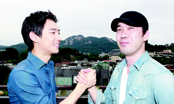 지난 14일 서울 삼청동에서 만난 영화 <고지전>의 배우 이제훈(왼쪽)과 장훈(오른쪽) 감독이 멀리 인왕산을 배경으로 손을 맞잡고 카메라 앞에 섰다. 형제처럼 보이는 두 사람은 “영화 촬영 6개월 동안 너무 힘들었는데, 결과물이 재미있게 잘 나와 기쁘다”고 말했다.  이정우 선임기자 <A href="mailto:woo@hani.co.kr">woo@hani.co.kr</A>