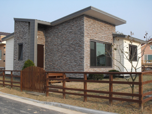 주5일 근무제 확산과 내년 시행 예정인 주5일 수업제 영향 등으로 ‘주말 휴양주택’에 대한 관심이 높아지고 있다. 경기도 용인 원삼면 ‘미다스마을’전원주택(위)과 충북 진천의 ‘스카이홈’.  에스케이디앤디, 청림종합건설 제공
