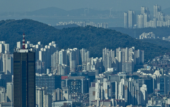 6호 태풍 망온의 간접 영향으로 구름과 대기 중의 오염물질이 걷히면서 19일 오전 서울 남산 엔-서울타워에서 여의도 63빌딩(왼쪽 아래) 너머로 경기도 안산의 시화호와 대부도의 풍력 발전기까지 보이고 있다. 
김정효 기자 <A href="mailto:hyopd@hani.co.kr">hyopd@hani.co.kr</A>