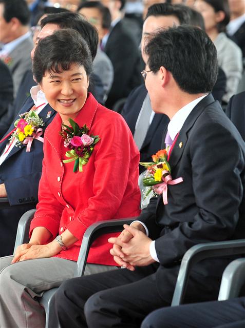 지난 2011년 박근혜 대통령이 대구시 달성구 성서산업단지의 엘이디 생산업체 신축공장 기공식에 참석해 유승민 원내대표와 이야기를 나누는 모습. 대구/뉴시스