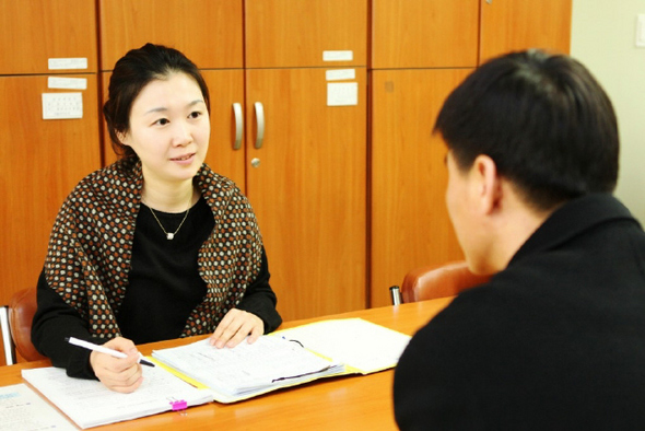 피해자심리전문요원인 김효정 경장이 강력범죄 피해자를 상대로 심리검사를 진행하고 있다. 김 경무는 피해자가 편안하게 상담하도록 경찰복을 입지 않고 일한다.  경찰청 제공