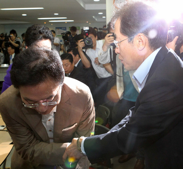 홍준표 한나라당 대표(오른쪽)가 22일 오전 서울 여의도 한나라당 당사에서 열린 확대당직자회의에 참석하기 위해 회의장으로 들어가면서 정두언 여의도연구소장과 악수하고 있다. 탁기형 선임기자 khtak@hani.co.kr