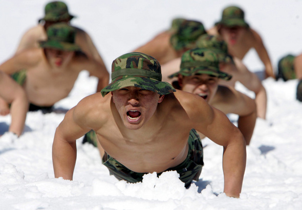 &raquo; 해병대 수색대 대원들이 2007년 강원도 평창군 황병산 일대에서 혹한기 훈련을 하고 있다. 한겨레 김태형 