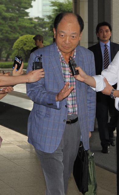 거액 탈세 혐의로 검찰에 소환된 ‘선박왕’ 권혁 시도상선 회장이 25일 오후 서울 서초구 서초동 서울중앙지검에 출석하고 있다.
 김봉규 기자 <A href="mailto:bong9@hani.co.kr">bong9@hani.co.kr</A>