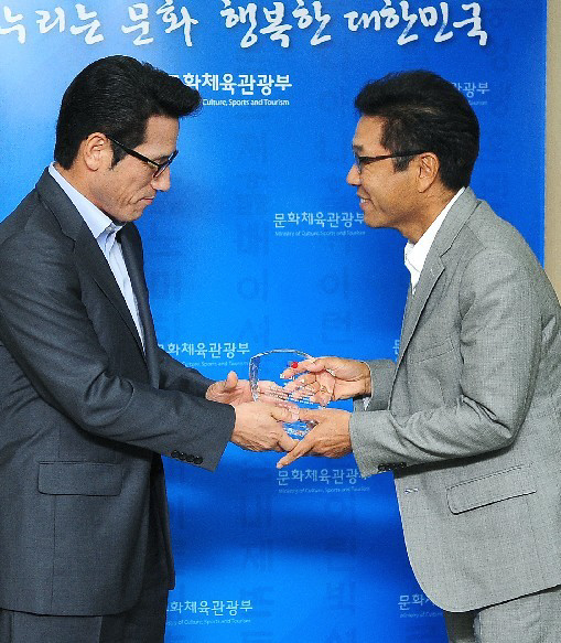이수만(59·사진 오른쪽) 에스엠(SM)엔터테인먼트 회장과 정병국(왼쪽) 장관 