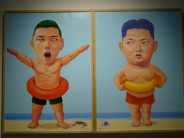 백령도 해병대에서 군복무중인 영화배우 ‘현빈 이병’과 북한의 ‘김정은 대장’이 물에 뜨는 기구인 부기를 허리에 끼고 서로 눈치만 살피고 있는 우스꽝스런 모습을 그린 작품 ‘두 남자’(아래 사진)
