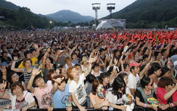 경기도 이천 지산포레스트 리조트에서 열린 ‘지산 밸리 록 페스티벌’을 찾은 음악팬들이 7월30일 저녁 록 밴드 자우림의 공연에 열광하고 있다.  이천/김정효 기자 <A href="mailto:hyopd@hani.co.kr">hyopd@hani.co.kr</A>