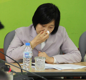 박영선 민주당 정책위의장(오른쪽)이 5일 오전 서울 영등포 민주당사에서 열린 최고위원회의에서 김진표 원내대표(왼쪽)의 한상대 검찰총장 후보자 인사청문회와 관련한 발언을 듣던 중 눈물을 흘리고 있다. 박 정책위의장은 4일 열린 인사청문회에서 한 후보자가 서울중앙지검장 재직 당시 처리했던 이명박 대통령의 비비케이(BBK) 실소유주 의혹 사건에 대해 법대로 처리했다는 답변만 되풀이하자 울분을 참지 못하고 눈물을 쏟았었다. 탁기형 선임기자 khtak@hani.co.kr