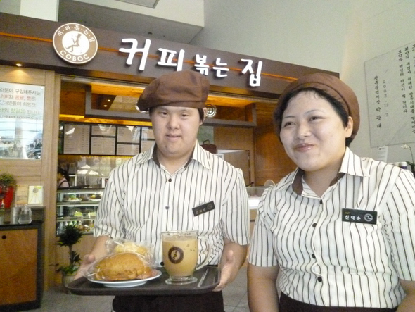광주 북구 장애인직업재활센터가 운영하는 광주시청 1층 커피전문점 이룸카페에서 김희성·신덕순씨가 5일 아침 “어엿한 직장이 생겨 친구들이 부러워한다”며 환한 표정으로 커피를 손님에게 가져가고 있다.  
  광주/안관옥 기자 <A href="mailto:okahn@hani.co.kr">okahn@hani.co.kr</A>