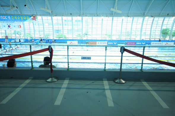 ‘장애인 막말’ 사건이 벌어진 경북 김천시 실내수영장. 8일부터 빨간 테두리 선이 쳐졌다.