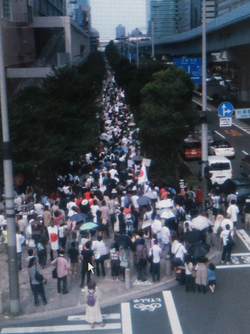 일본 도쿄 오다이바의 후지텔레비전 앞에서 7일 벌어진 한류 반대 시위 모습.  2채널 누리집 갈무리