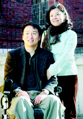 인터넷 게임업체인 ‘웹젠’의 이수영(사진 오른쪽) 전 사장과 전남편인 미국 뉴욕시 판사 정범진(왼쪽)씨 