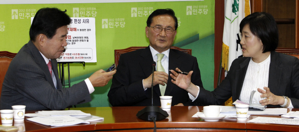 홍재형 국회부의장, 박영선 정책위의장(왼쪽부터)이 9일 오전 국회에서 열린 원내대책회의에서 한나라당의 정책혼선을 비판하고 있다. 김명진 기자