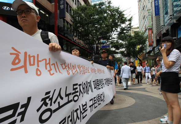 서울 중구에서 장기 농성중인 명동 철거민, 롯데손해보험빌딩 청소노동자, 재능교육 학습지 노동자, 현대차 성폭력 부당해고 피해자들이 9일 오후 서울 중구 명동 3구역 재개발지구 안 ‘카페 마리’ 앞에서 공동기자회견을 마친 뒤 각 농성장을 잇따라 방문하는 ‘희망걷기’에 나서고 있다.  
 김태형 기자  xogud555@hani.co.kr