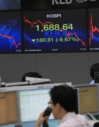 코스피 지수가 장중 한때 1700선마저 무너졌던 9일 오전 서울 종로구 명동 외환은행 본점 딜링룸에서 한 직원이 단말기를 통해 등락을 거듭하는 주가와 환율 추이를 살펴보고 있다. 이날 코스피는 1801.35로 마감했다.김봉규 기자 <A href="mailto:bong9@hani.co.kr">bong9@hani.co.kr</A>